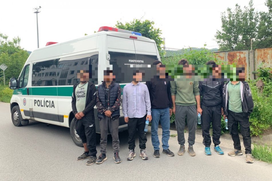 FOTO: V priemyselnom areáli v Považskej Bystrici našli policajti sedem migrantov
