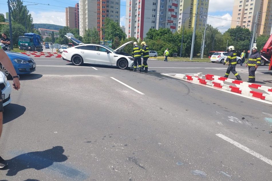 Nehoda sanitky a auta v Bratislave