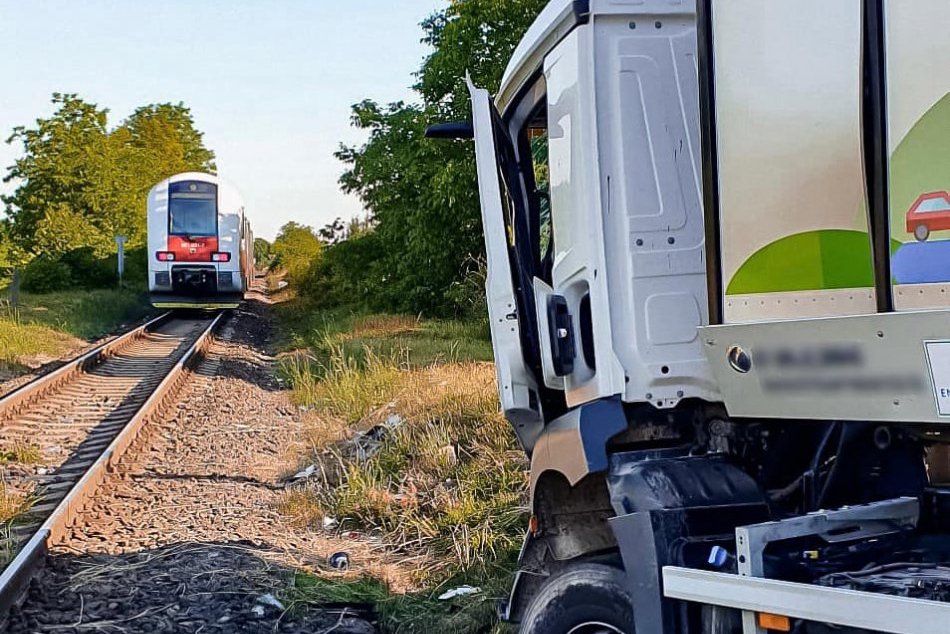 Zrážka osobného vlaku so smetiarskym autom v Ivanke pri Nitre