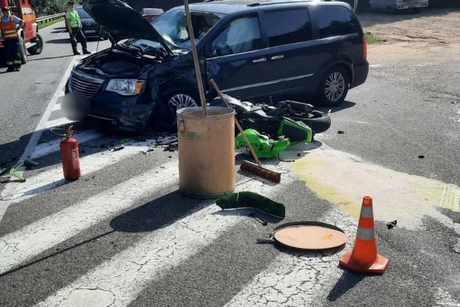 V OBRAZOCH: Motocyklista neprežil zrážku s osobným autom