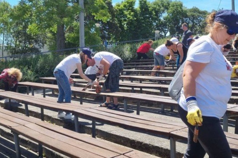 OBRAZOM: Dobrovoľníci natreli lavičky na amfiteátri
