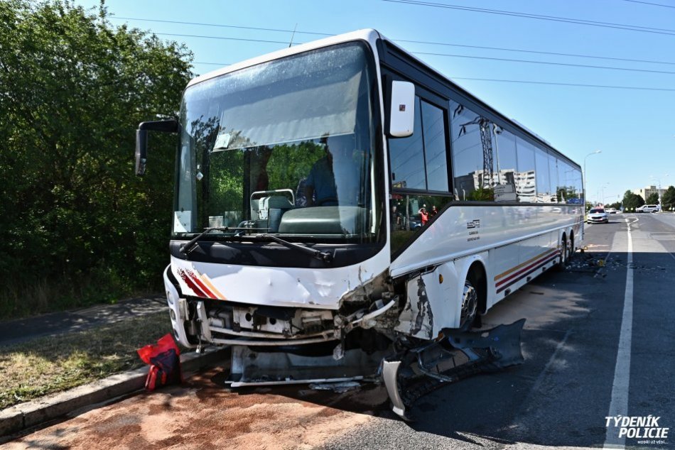 Nehoda autobusu s autom, Hostivař