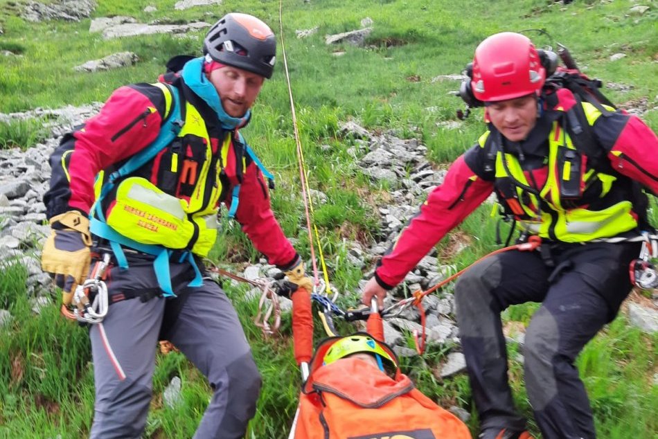 Záchranári pomáhali turistovi po páde z hrebeňa na Troch kopách