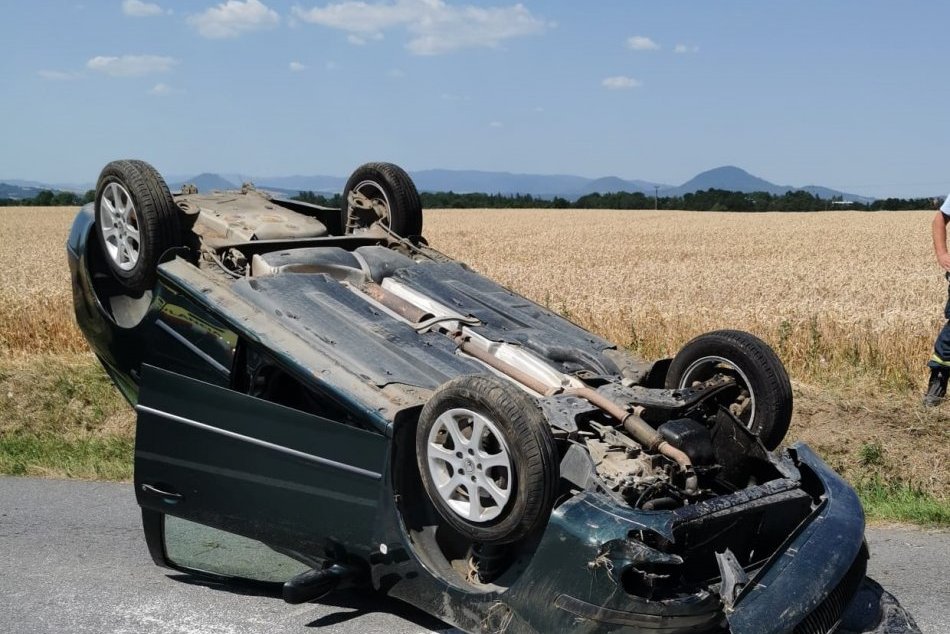 V OBRAZOCH: Na ceste pri Prešove skončilo auto na streche