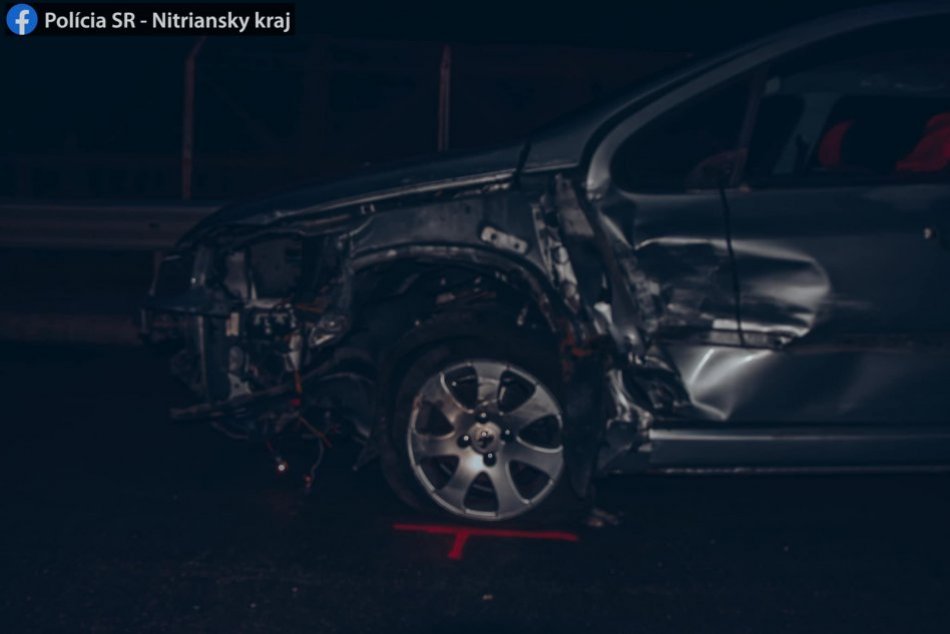 Kuriózna nehoda v Štúrove: Opitý a bez vodičáku narazil do POLICAJNÝCH ÁUT!
