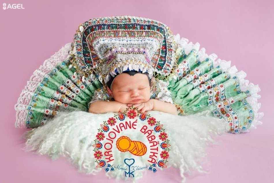 IMAGE: Originalfotos von Neugeborenen in Kostümen hängen im Krankenhaus Zvolen