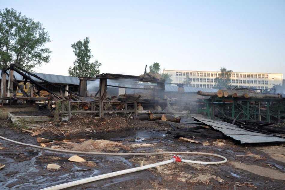 Objektívom: Požiar v Bardejove zhltol viaceré objekty firmy