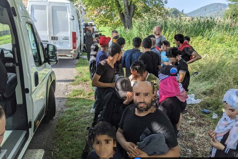 V OBRAZOCH: Polícia pri obci Jesenské zadržala 36 migrantov