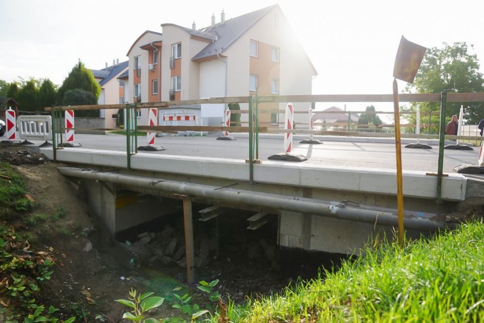 Nový most medzi Rakovicami a Veselým