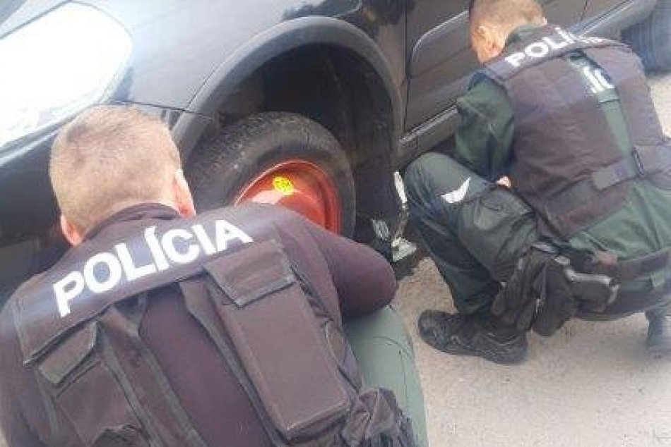 V OBRAZOCH: Policajti ochotne pomohli vodičke v núdzi