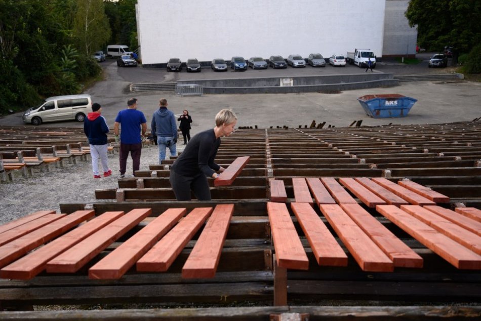Dobrovoľníci menia lavičky v Mestskom amfiteátri v Nitre