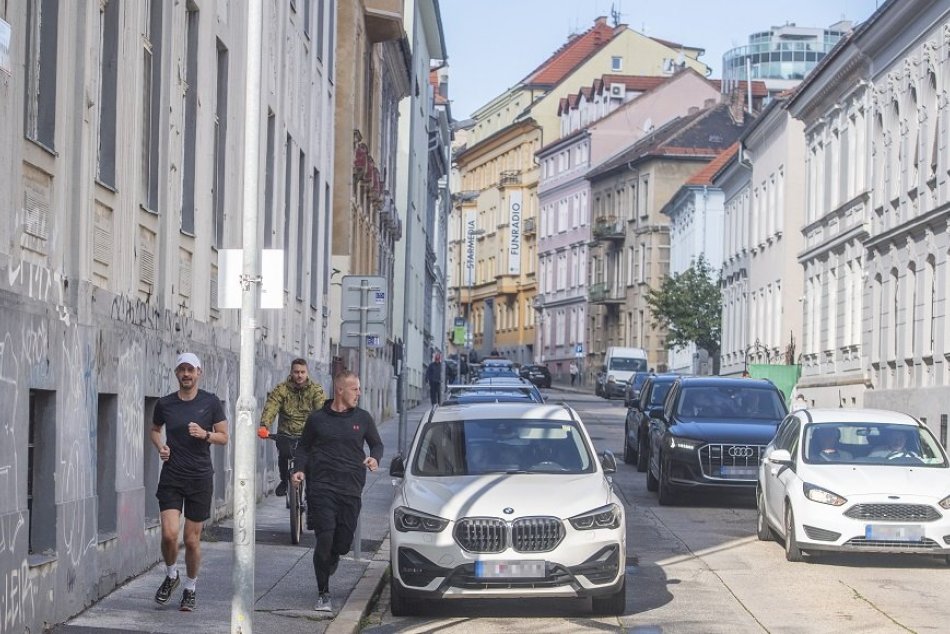FOTO: Premiér Heger obul tenisky a bežal do práce