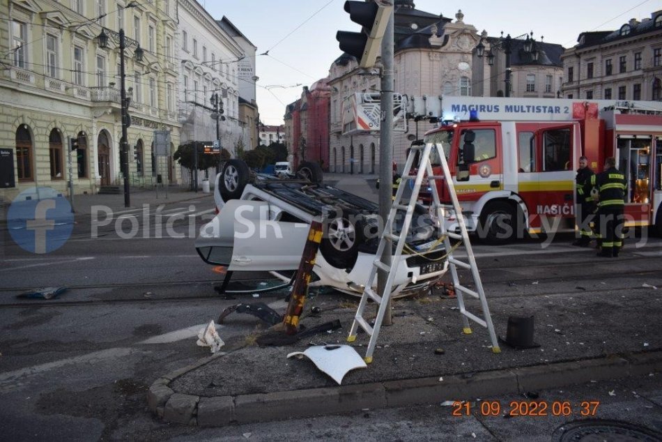 Prevrátené auto na nábreží v Bratislave