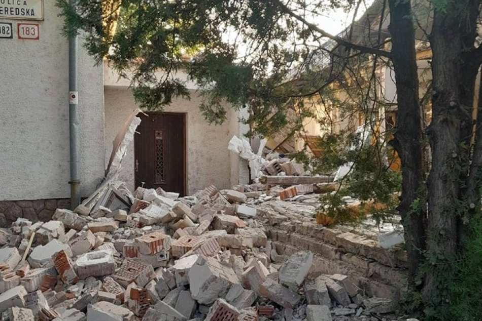 Mohutný VÝBUCH v Trnave zničil rodinný dom: Majiteľa ošetrujú záchranári