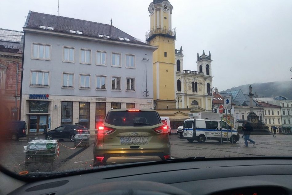 V OBRAZOCH: Vodiči čelili v pondelok v Bystrici rozsiahlym zápcham
