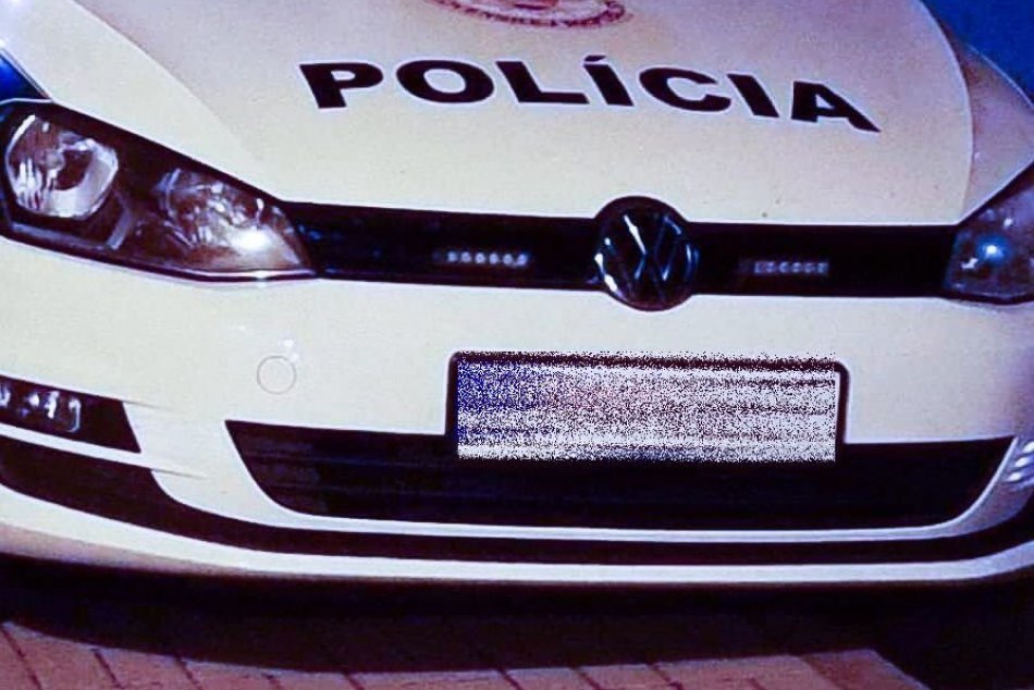 V OBRAZOCH: Nočný strážca na policajnom aute