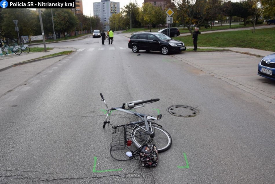Polícia vyšetruje zrážku auta a cyklistky