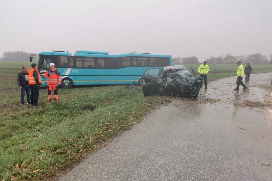 Tragická nehoda na juhu Slovenska: Mladý vodič neprežil zrážku s autobusom