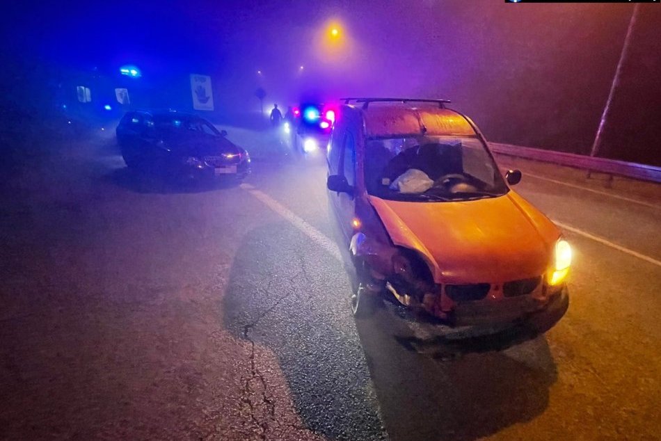 V Trnave zaútočili na policajti, ktorý pomáhal pri nehode